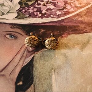 Vintage Gold Screw On Earrings 1900’s